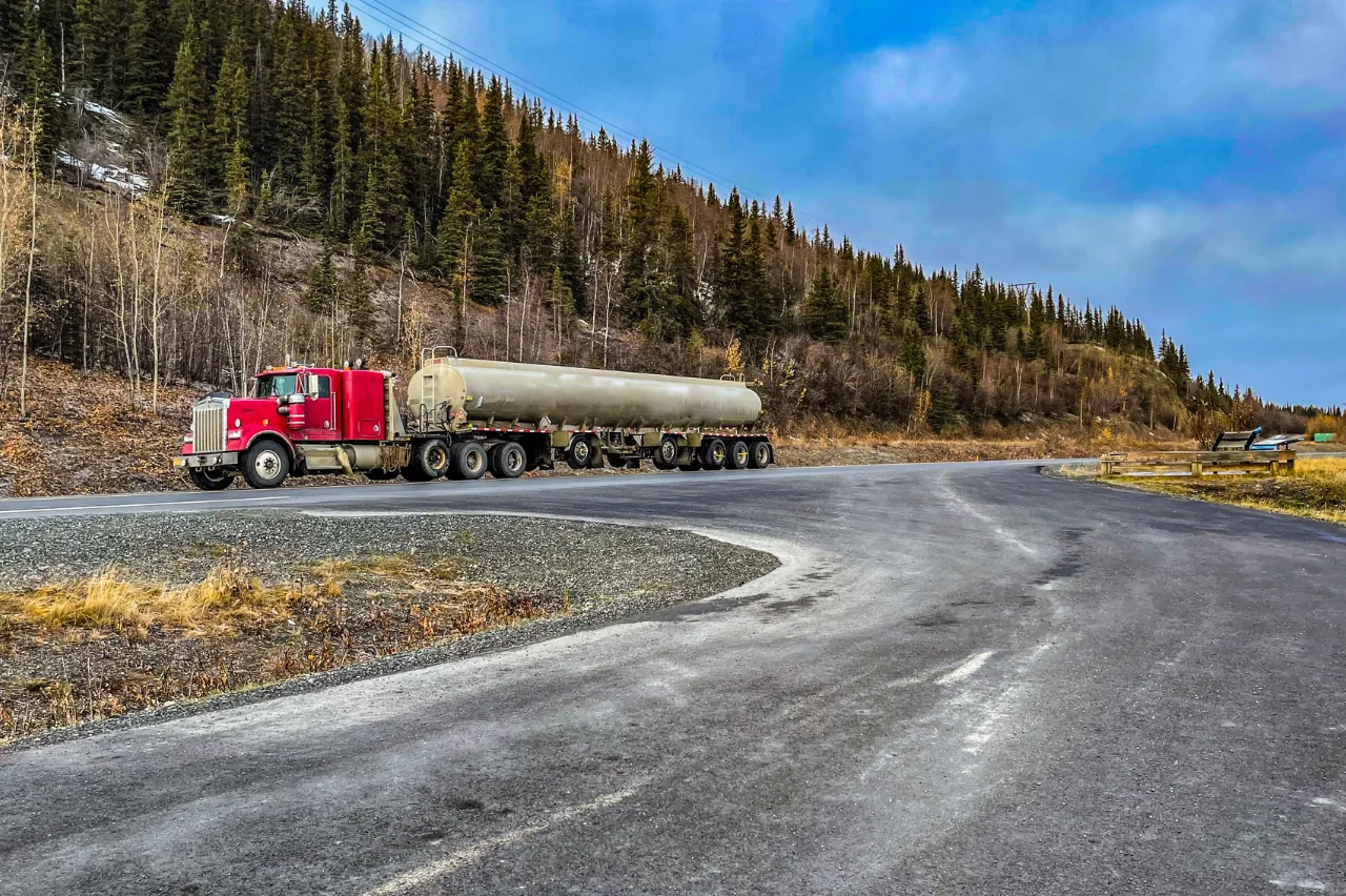 truck in alaska doing freight services 3